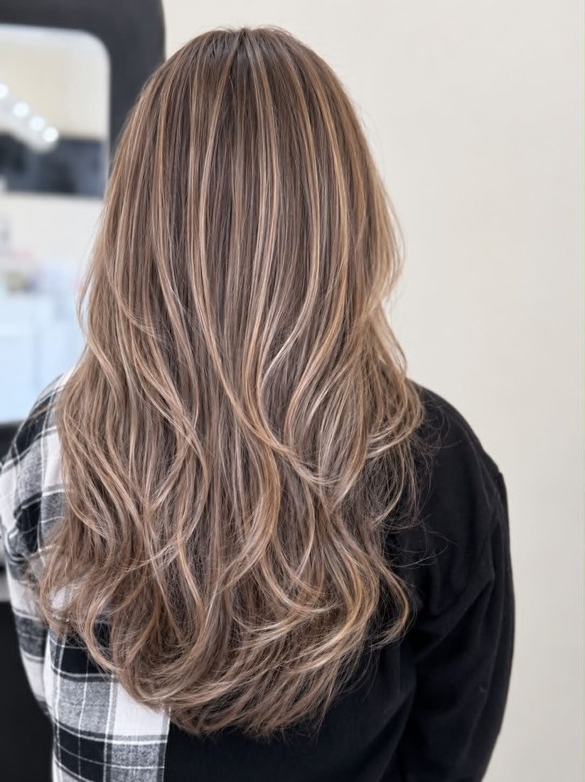 Dimensional bronde highlights, long layers